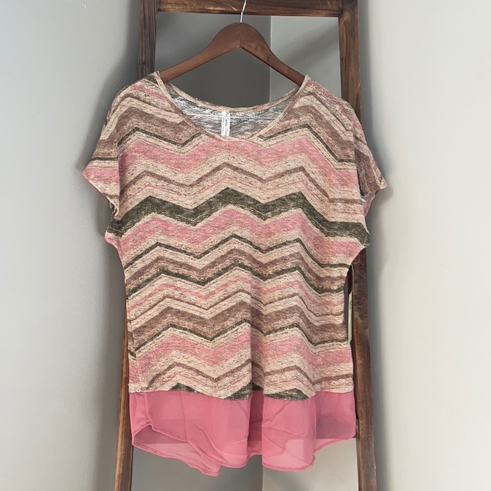Cute woman’s top!! Multi color light material.